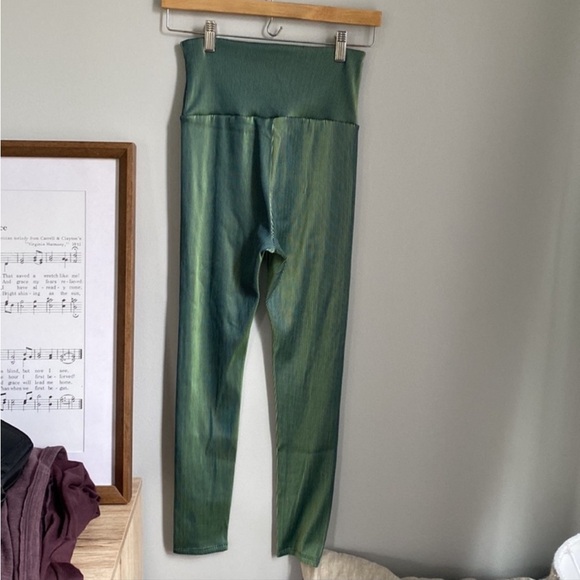 Carbon38 Two-Tone Iridescent Green Ribbed Leggings - Picture 1 of 2